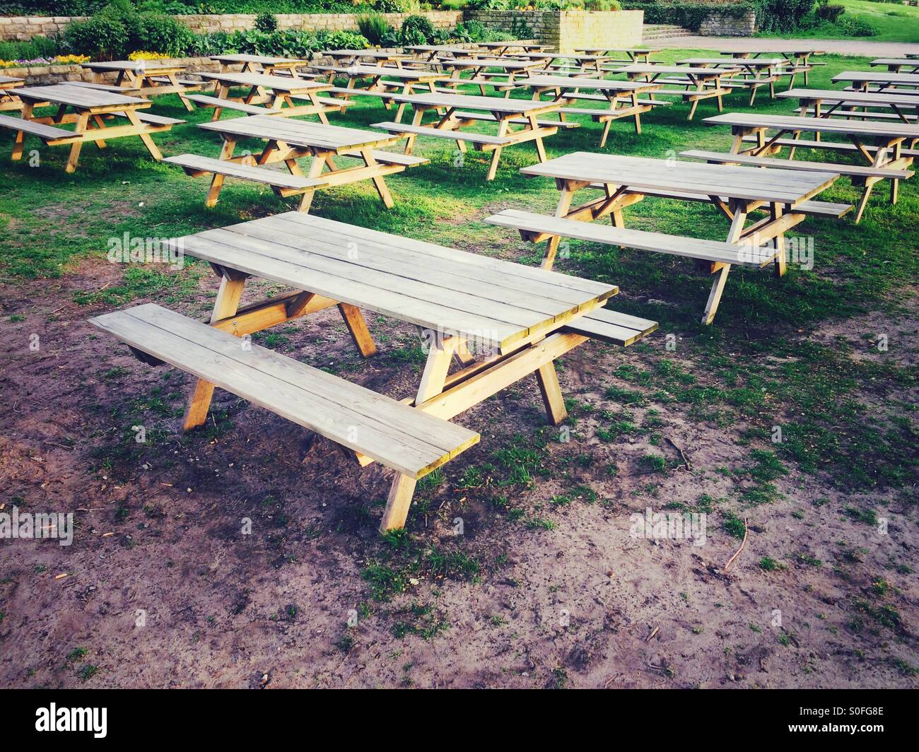 Tavole di legno disposte per un evento Foto Stock