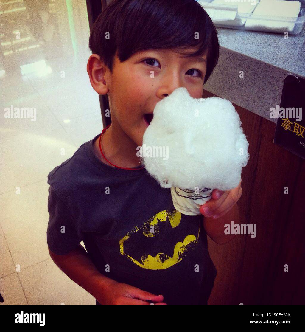 Boy eating Candy Floss - Immagine stock catturata con smartphone