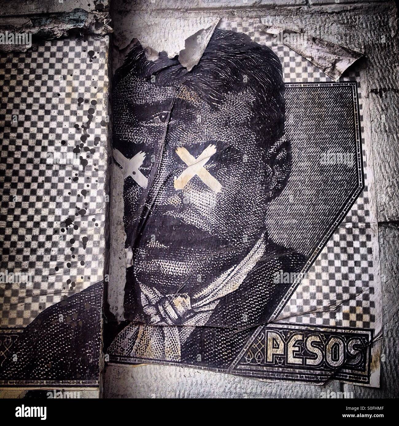 Una riproduzione di un peso messicano bill con eroe rivoluzionario Emiliano Zapata con gli occhi coperti con croci e un terzo occhio decorare una strada di Città del Messico Foto Stock