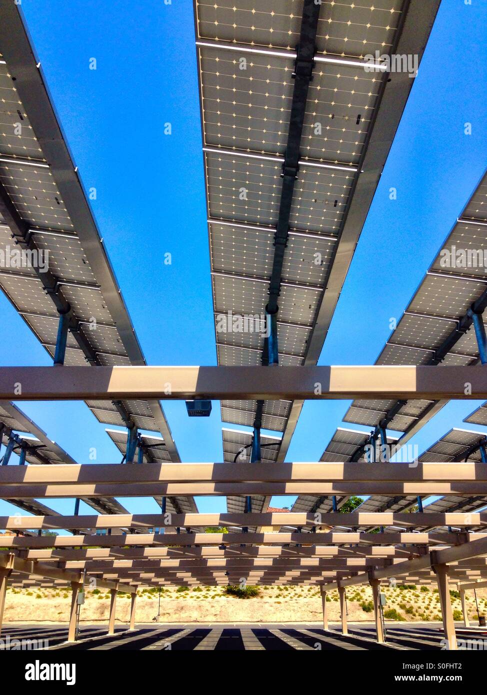 Pannello solare array in una giornata di sole Foto Stock