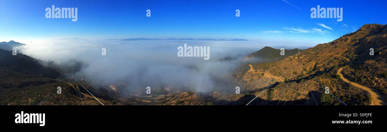 Un giorno di nebbia come visto sopra le nuvole sulla cima di una torre della radio Foto Stock