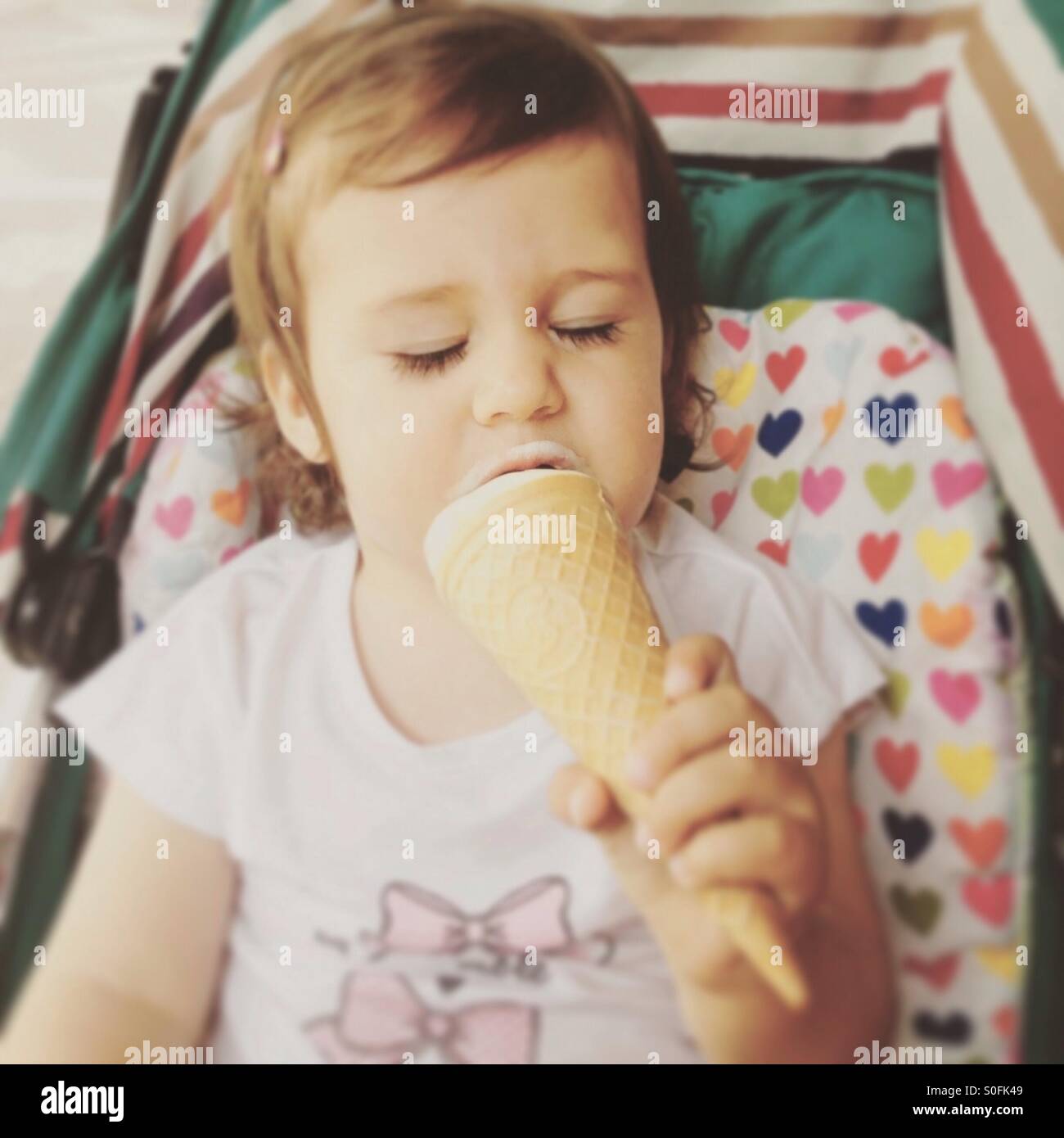 Baby girl a mangiare il gelato Foto Stock