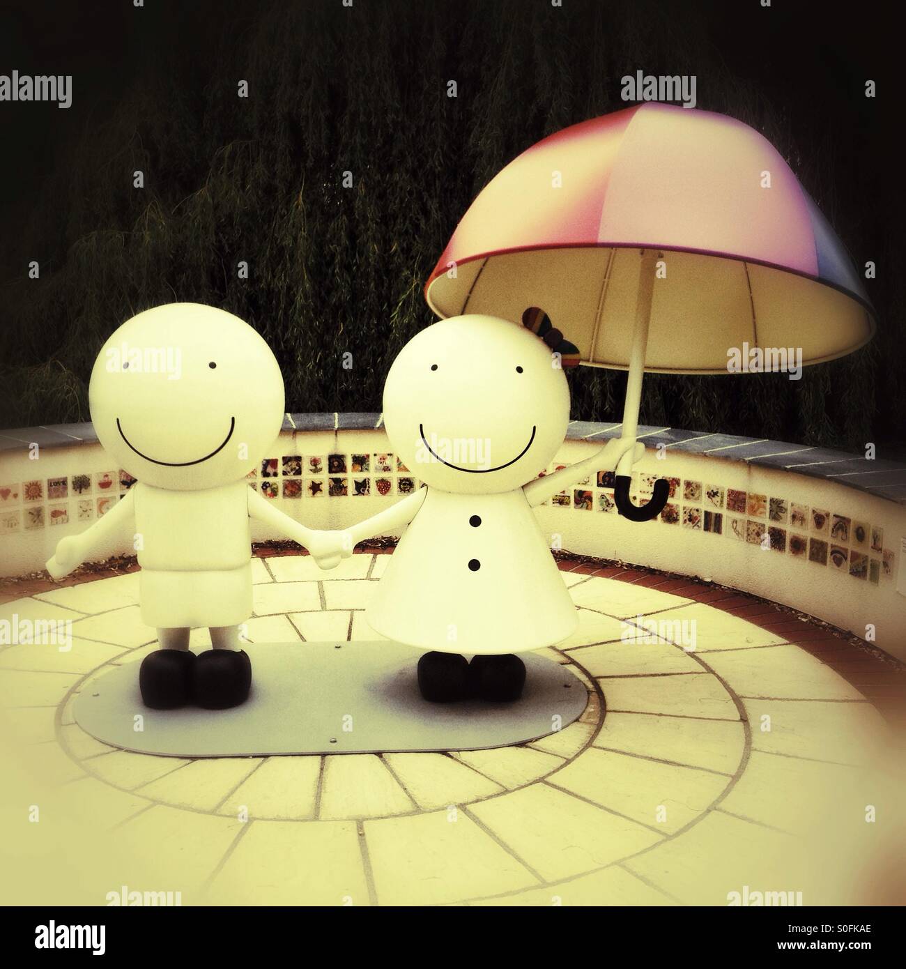 Sorridente ragazza ragazzo caratteri esterni ospedale di Shrewsbury Foto Stock