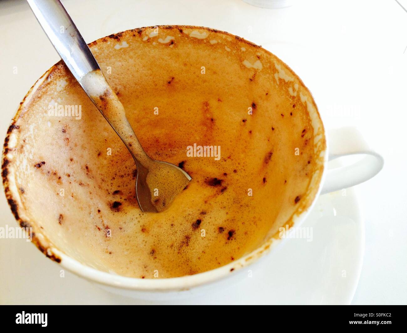 Svuotare tazza cappuccino - Immagine stock catturata con smartphone