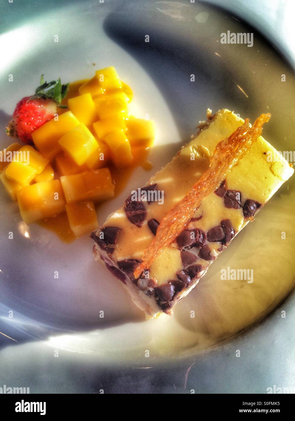 Cheese Cake con frutta a fette. - Immagine stock catturata con smartphone