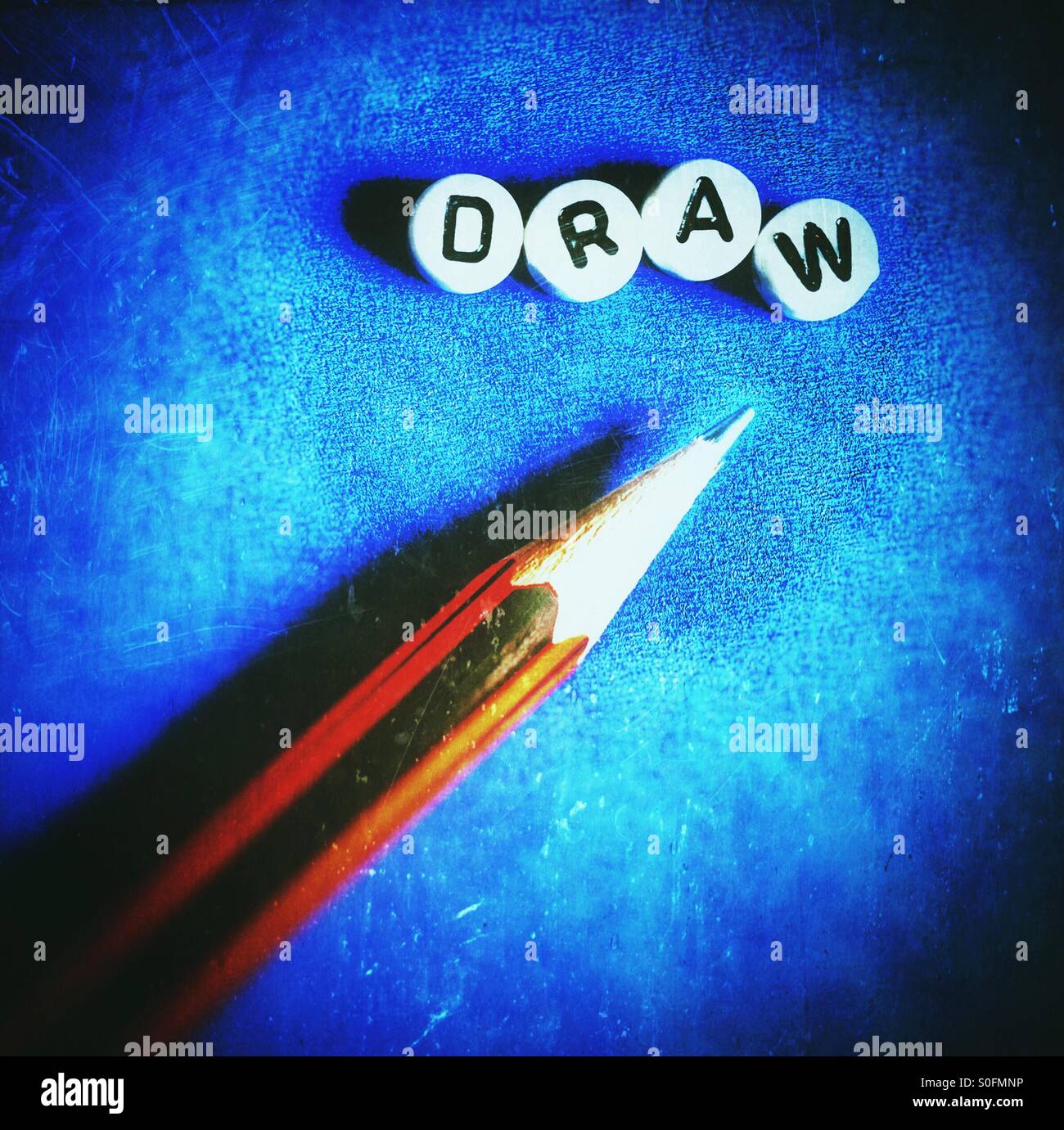 Disegnare parola fatta di singolo tallone lettere e matita - Immagine stock catturata con smartphone