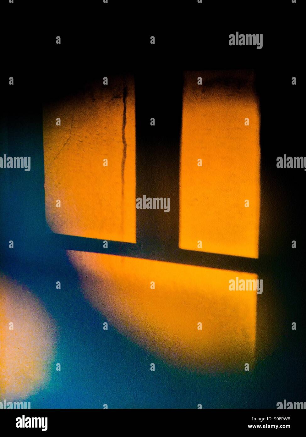 Finestra bagnata da luce soffusa, come l'ora d'oro. Foto Stock