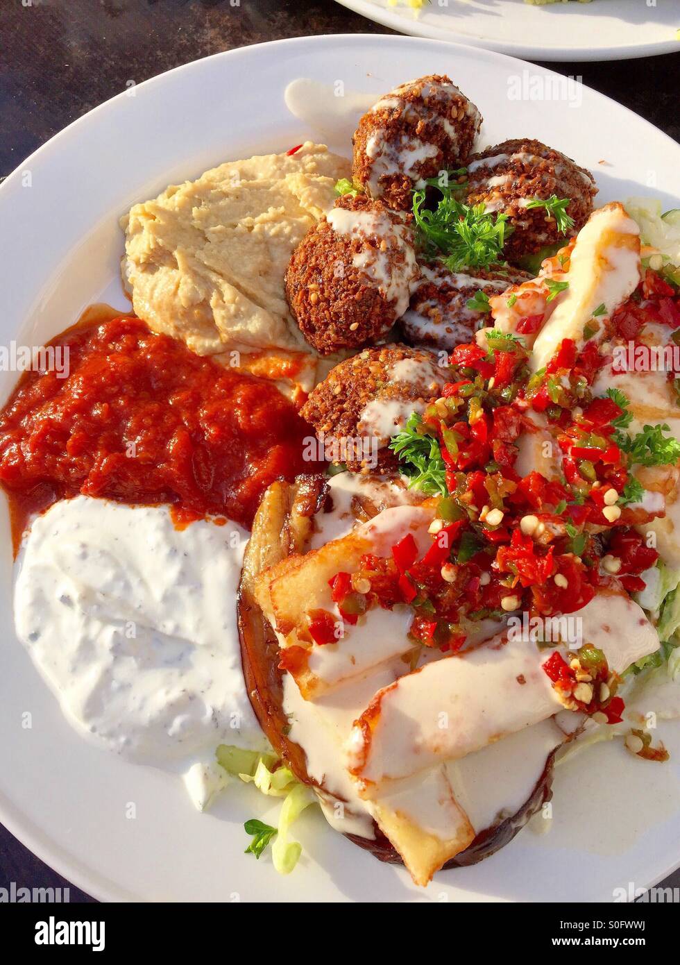 Meze piastra con i falafel haloumi, hummus e peperoncino Foto Stock