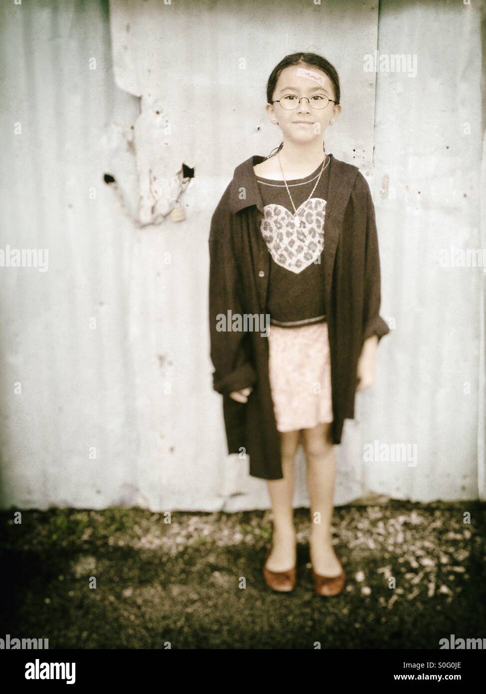 Bambina vestito in un costume in casa a guardare come Harry Potter Foto  stock - Alamy