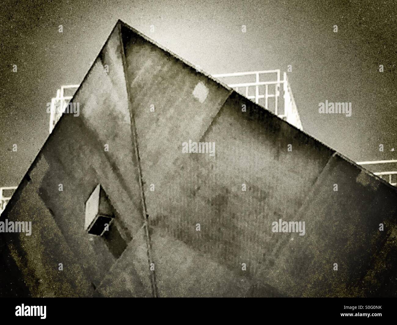 Piramide invertita architettura vista ortogonale della San Francisco State University student union building. In silent movie stile metropolis tonalità seppia. Foto Stock