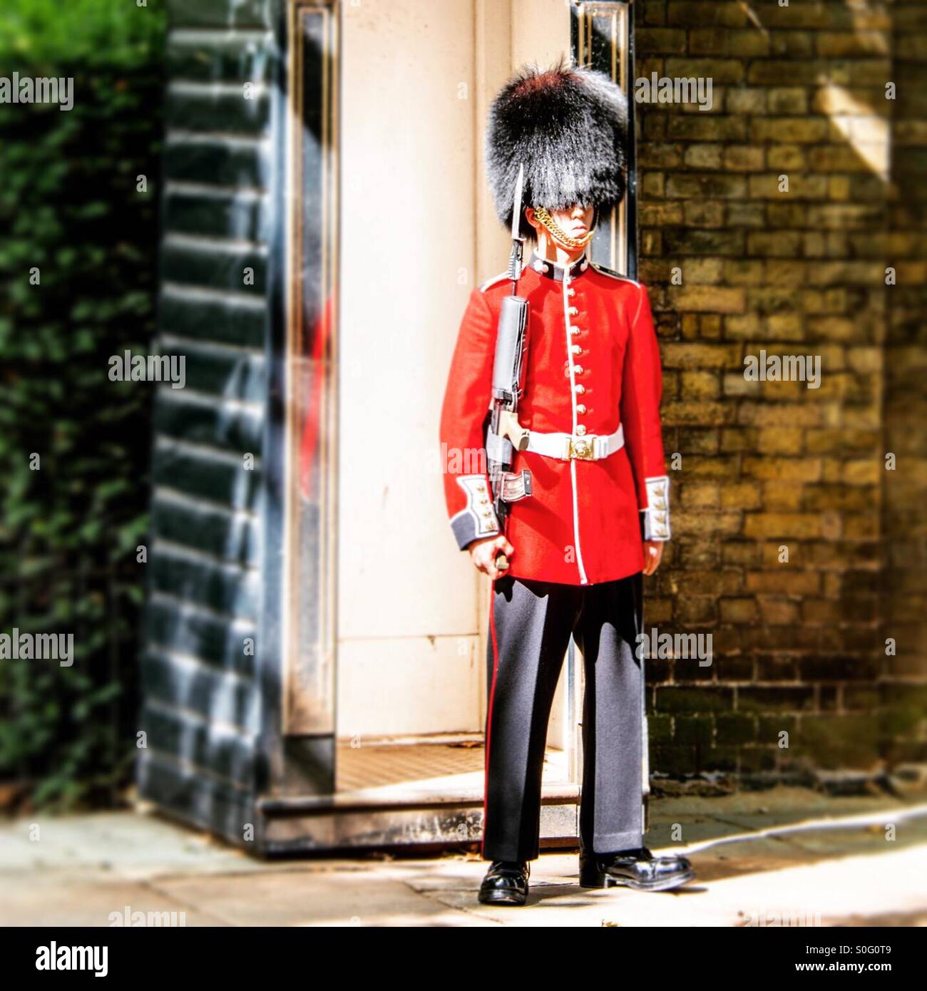 Royal Guard sta al di fuori di St James Palace, London, Regno Unito - Immagine stock catturata con smartphone