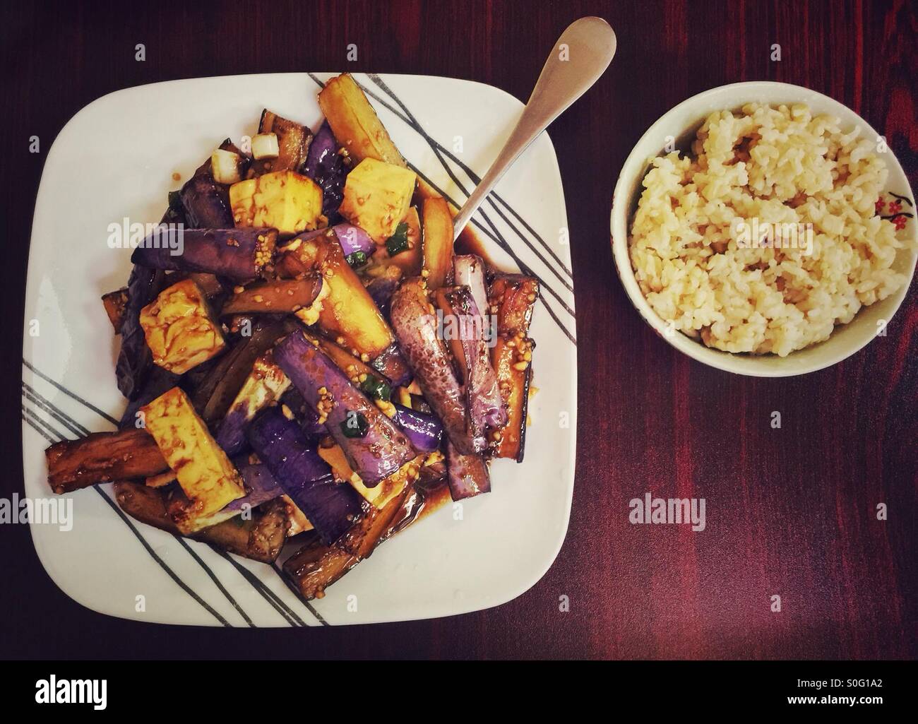 Cena vegana stile asiatico - Immagine stock catturata con smartphone