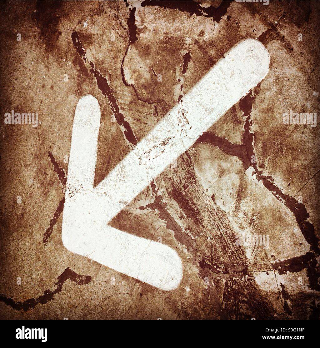 Il pavimento era sporco con una freccia bianca che mostra in basso a sinistra - Immagine stock catturata con smartphone