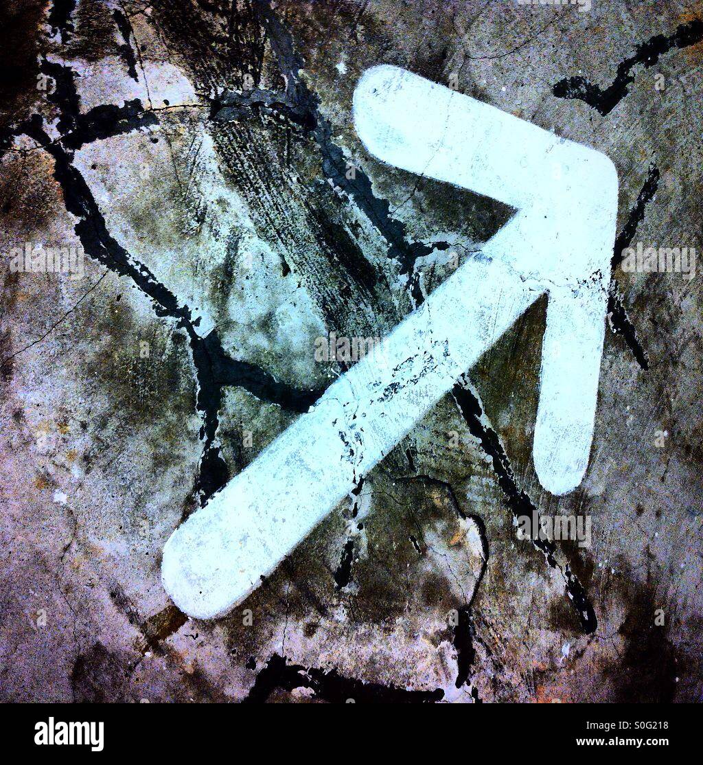 Freccia bianca shiwing in alto a destra Foto Stock