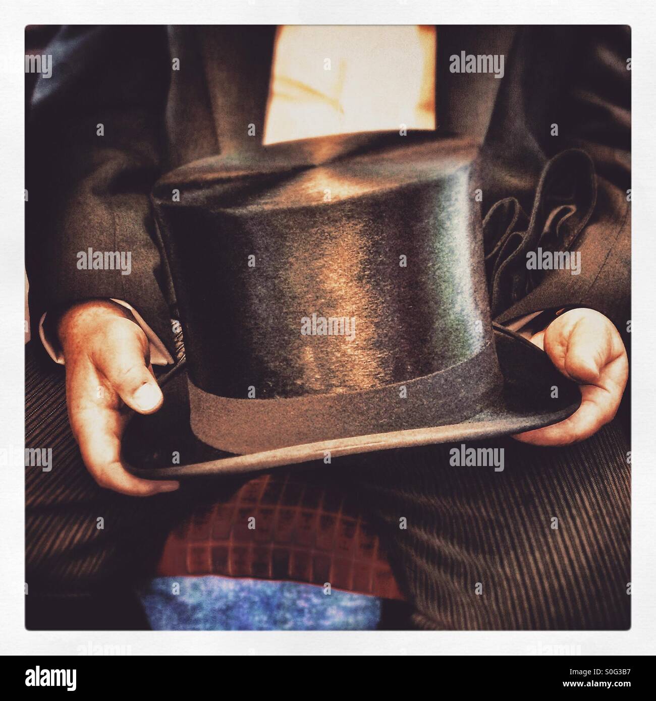 Un uomo con un cappello a cilindro Foto stock - Alamy