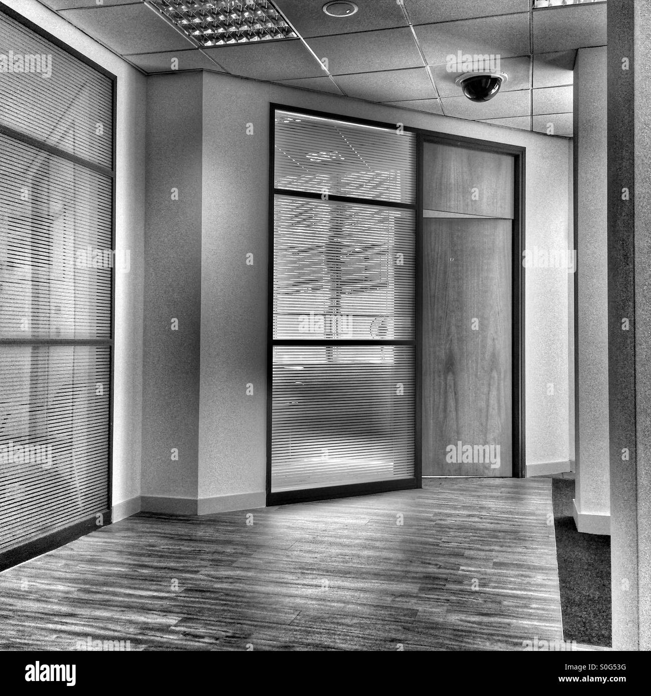 Ufficio moderno interno in bianco e nero Foto Stock