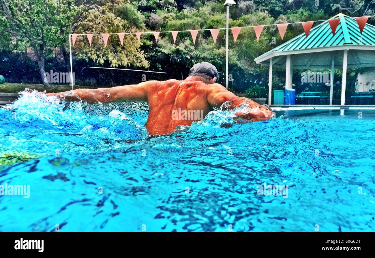 L'uomo nuoto butterfly. HDR. Foto Stock