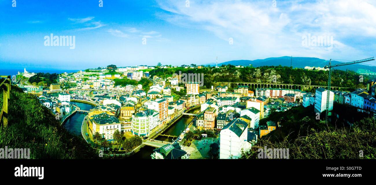 Vista panoramica di Luarca nelle Asturie, Spagna - Immagine stock catturata con smartphone