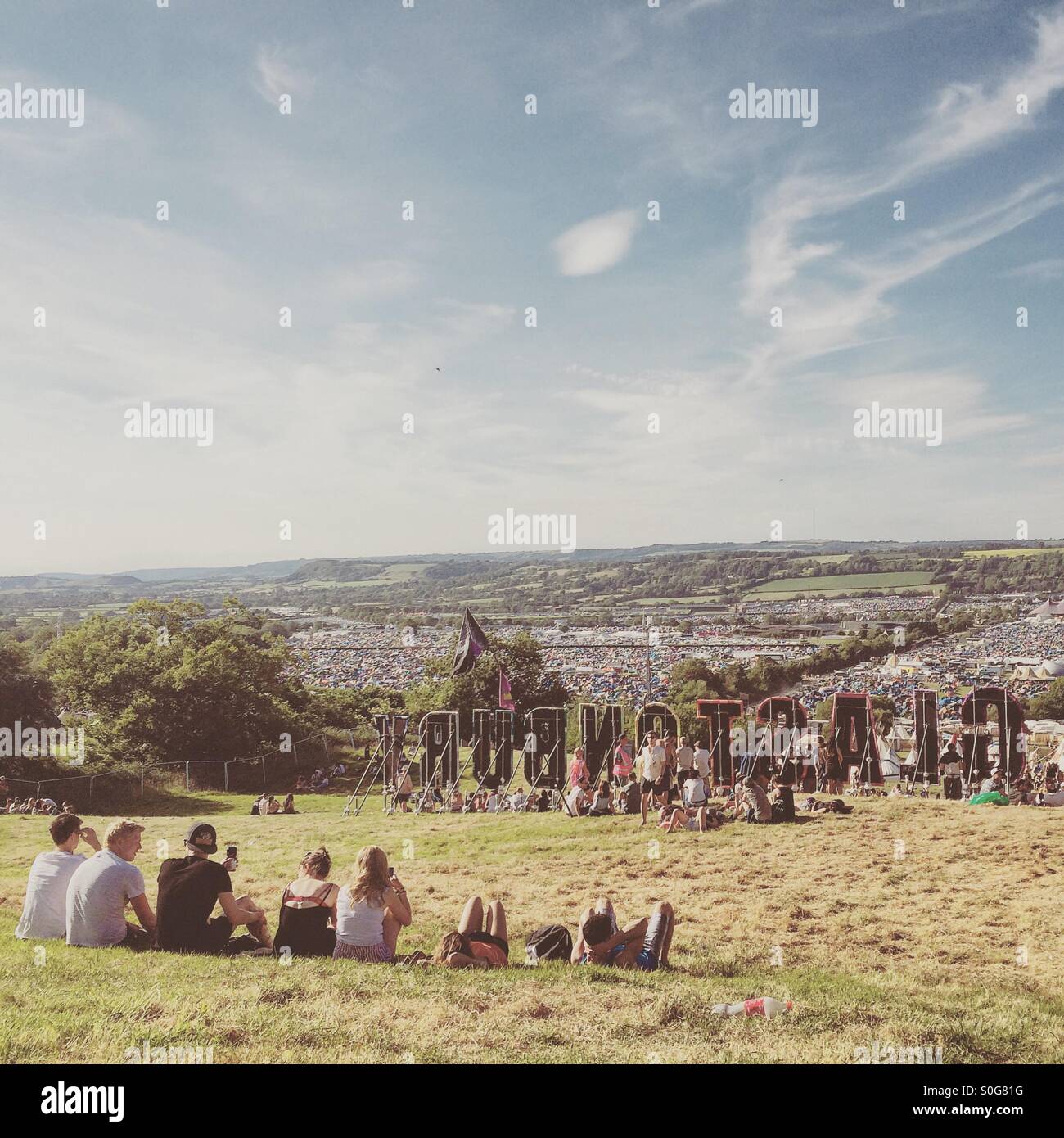 Godendo della vista a Glastonbury Foto Stock