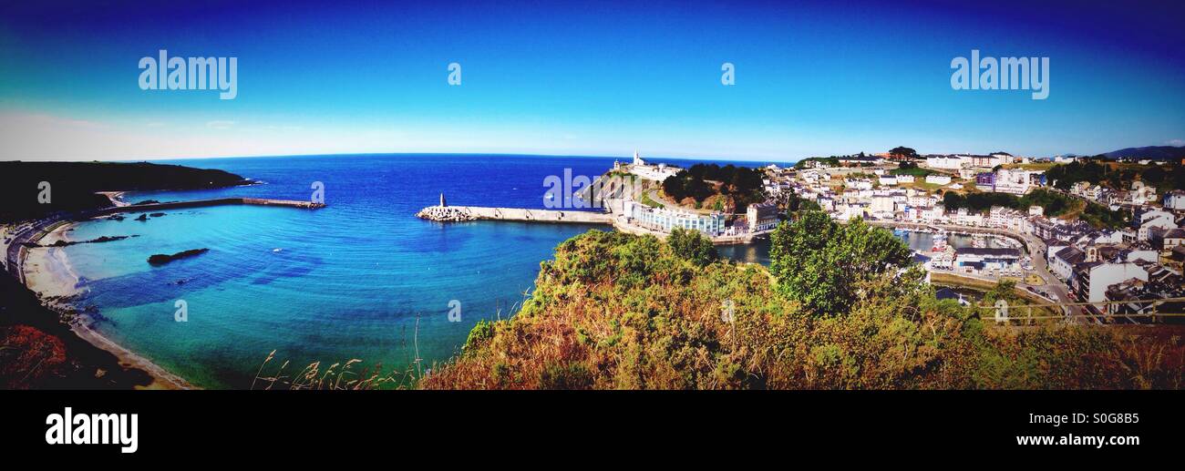 Vista panoramica di Luarca nelle Asturie, Spagna - Immagine stock catturata con smartphone