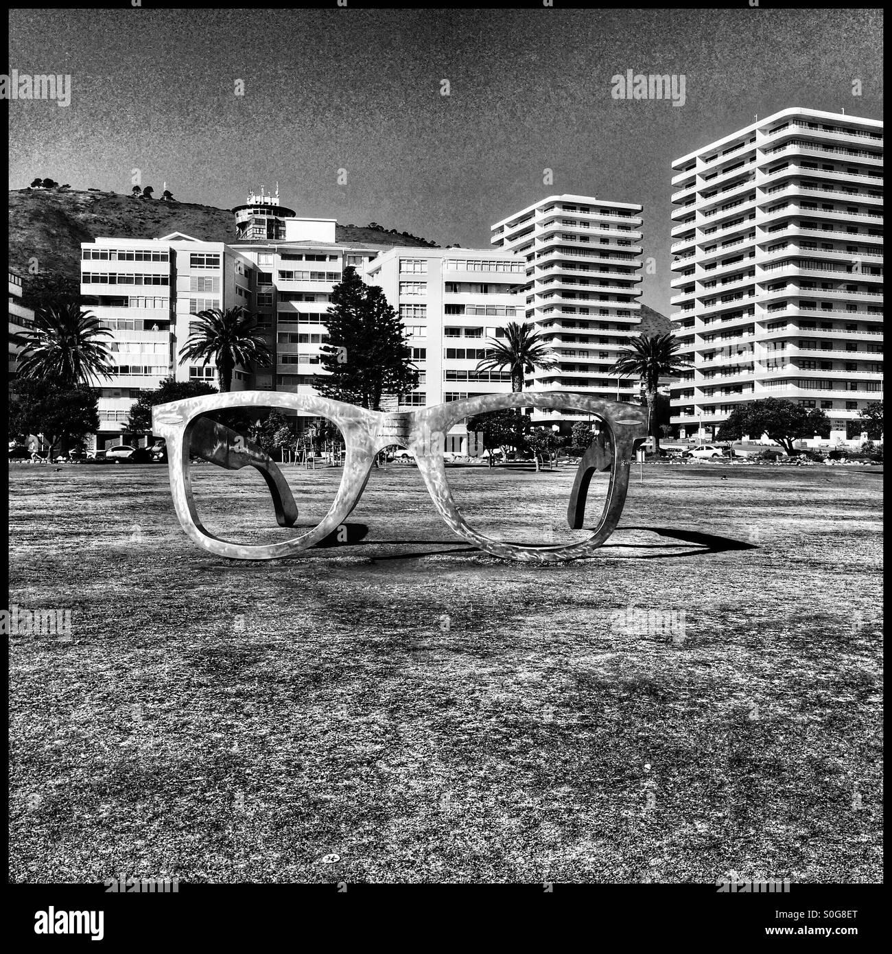 Foto in bianco e nero di gigante coppia di Ray divieti che fa parte dell'installazione interattiva di arte lungo la promenade Seapoint . - Immagine stock catturata con smartphone
