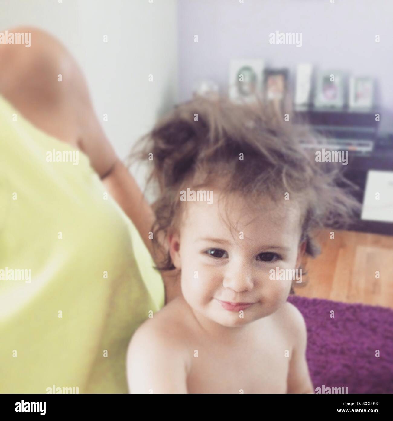 Bambina con capelli divertente guardare la fotocamera Foto Stock