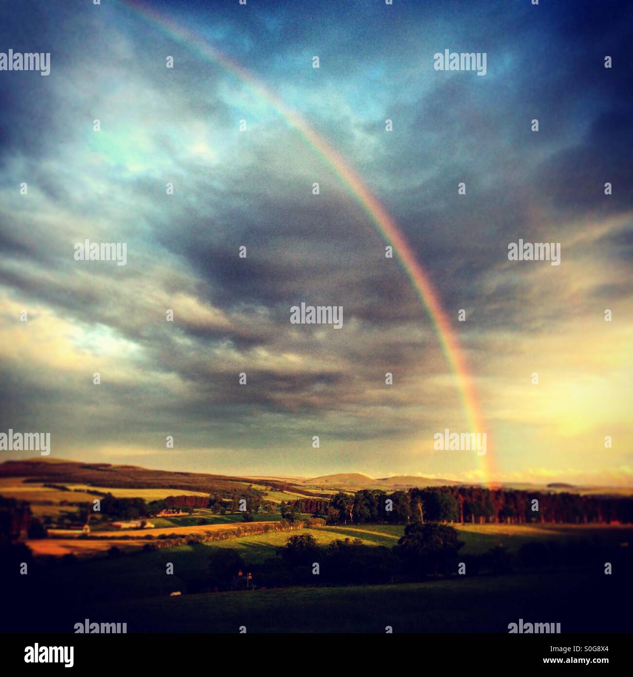 Un arcobaleno archi su Redesdale e le colline Cheviot in inglese scozzese confine. Foto Stock