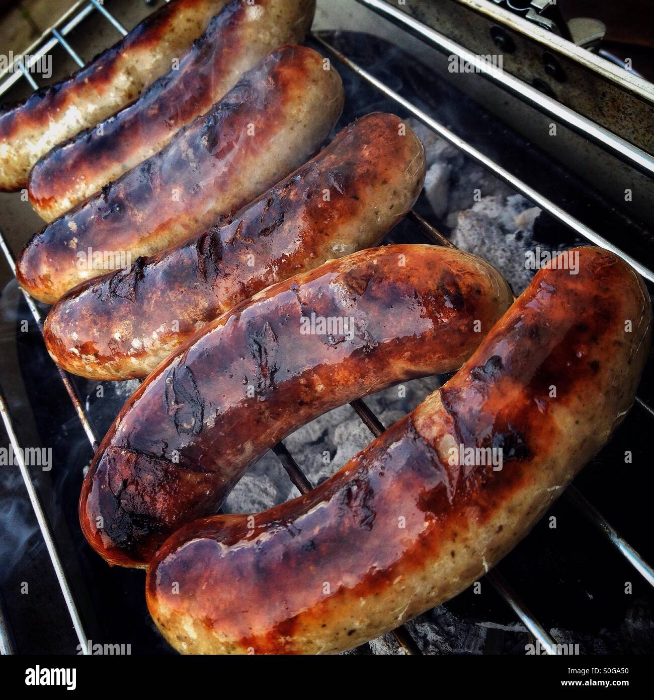 Salsicce cottura su un barbecue Foto Stock