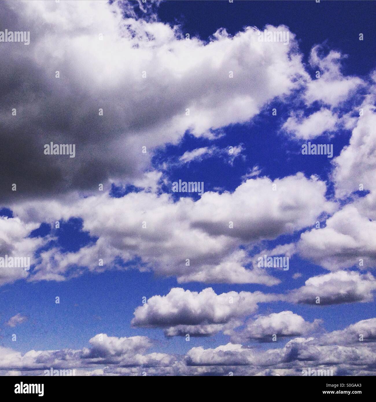 Nuvole bianche in un cielo blu. Foto Stock