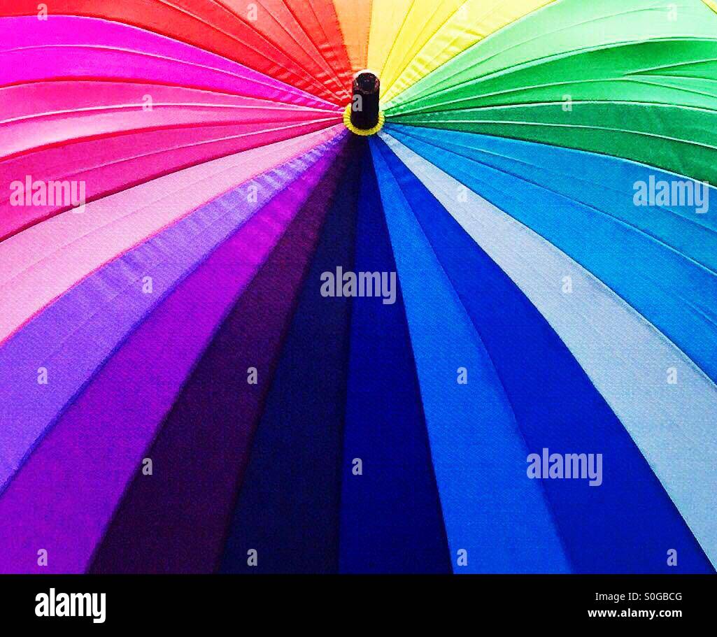 Ombrello arcobaleno Foto Stock