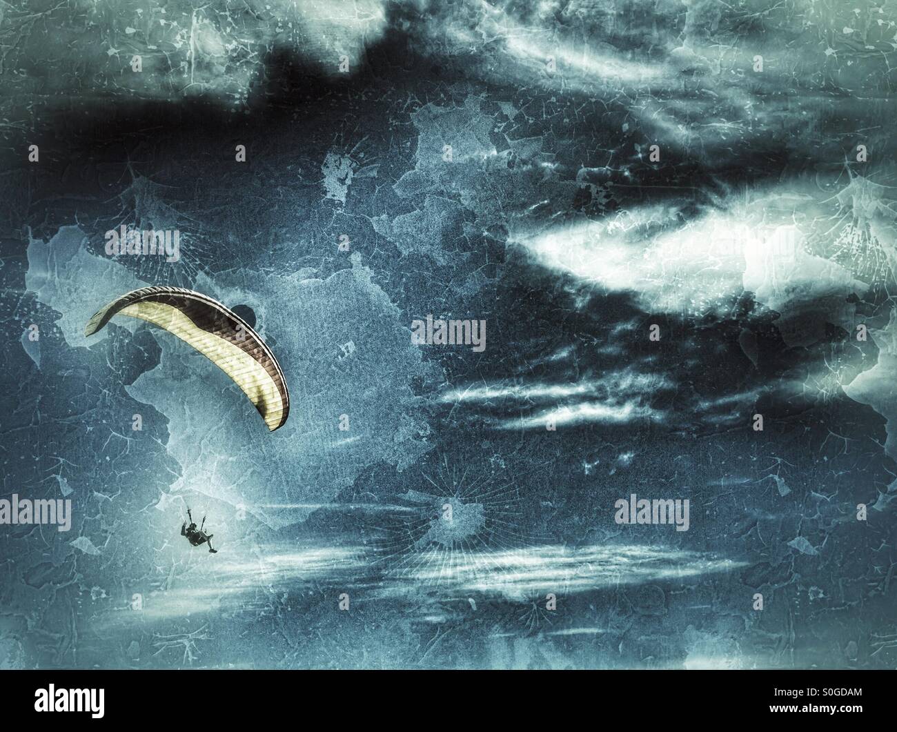 Parachute vento scivolando oltre oceano pacifico Foto Stock