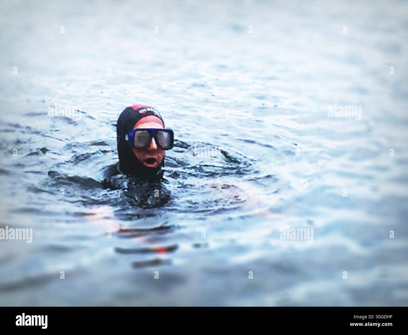 Sommozzatore prossimi alla superficie dopo freedive. Foto Stock