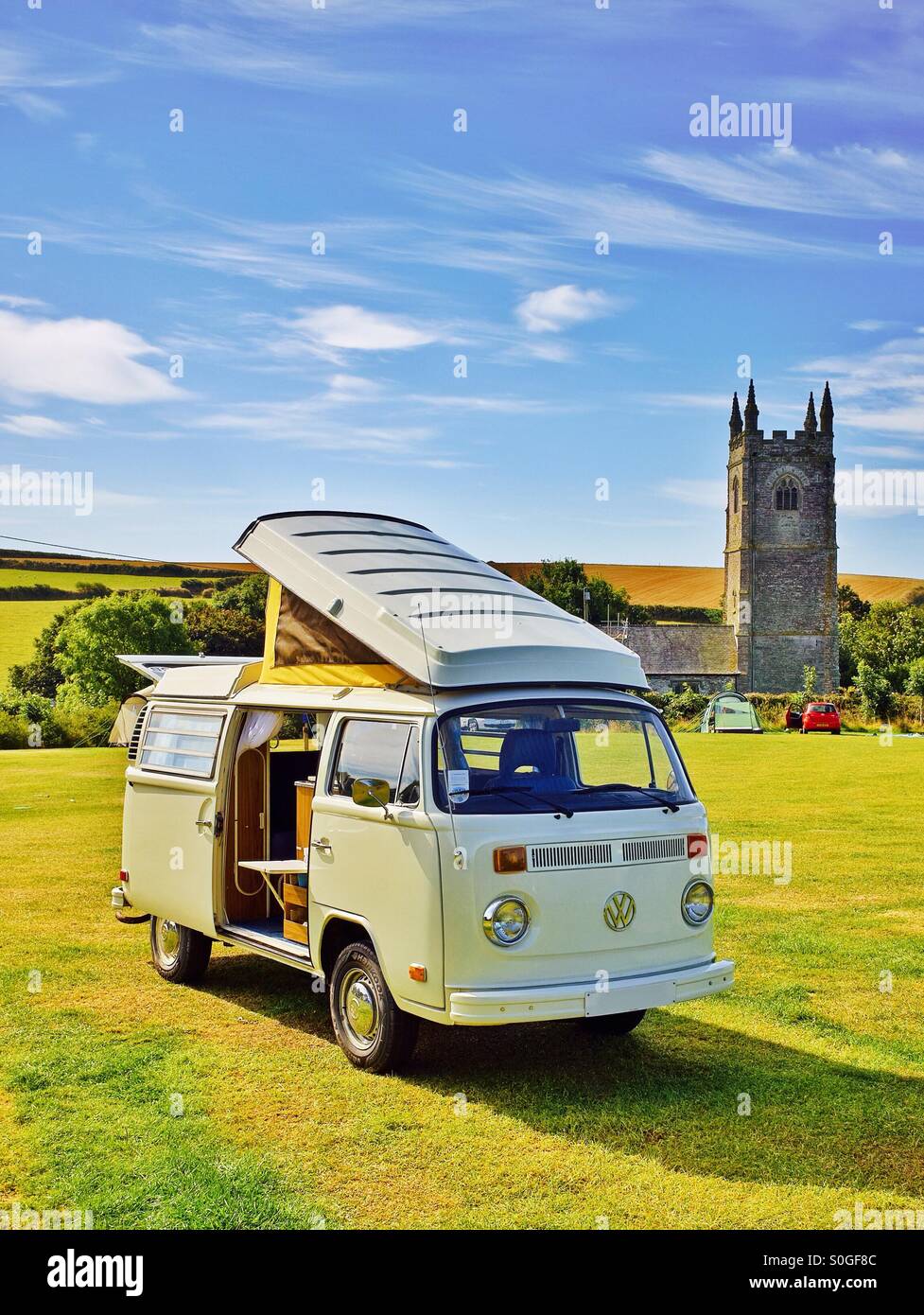 Un vintage VW camper van fuori camping nella splendida campagna inglese Foto Stock