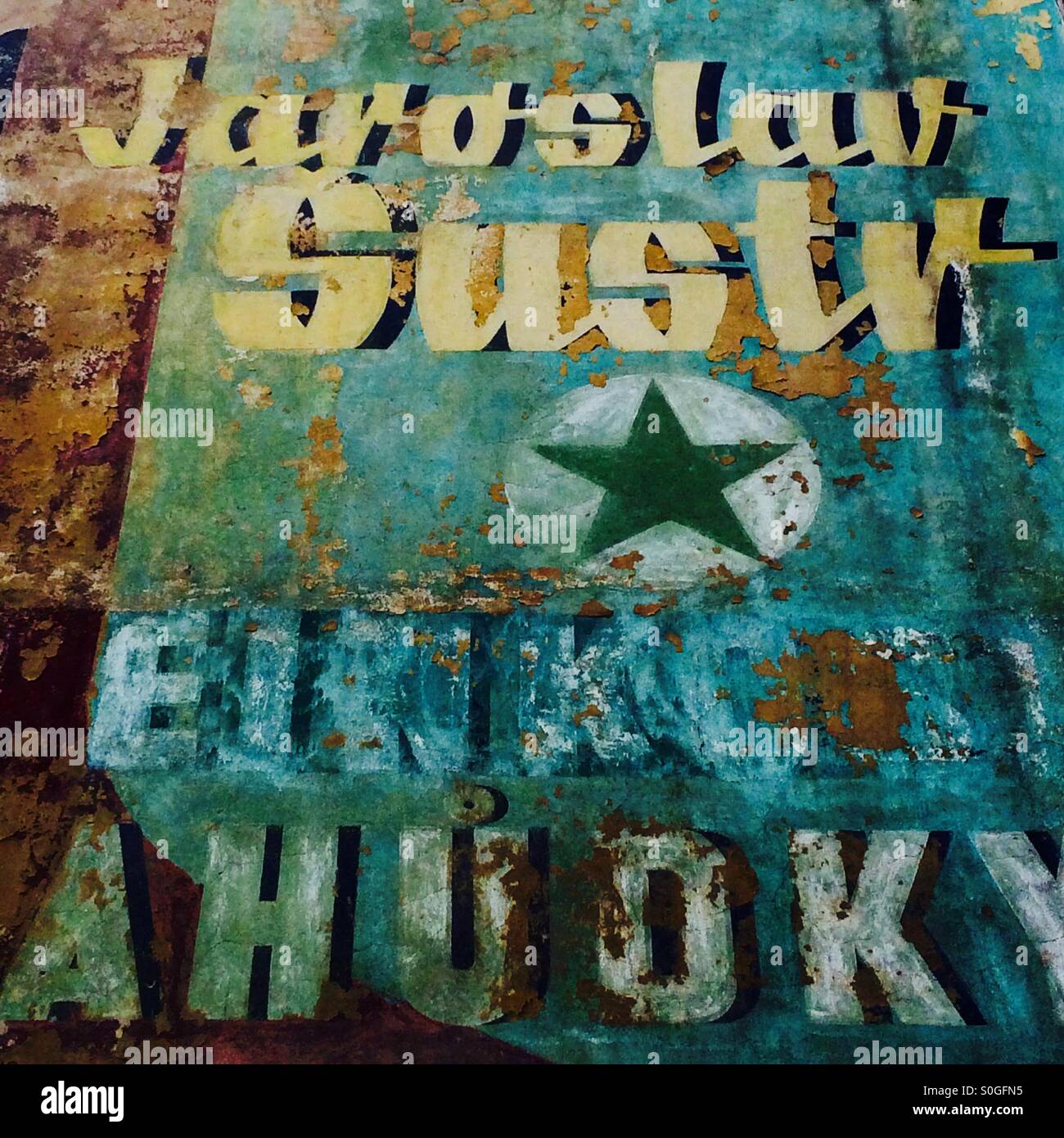 Un vecchio dipinto di fading ghost pubblicità segno a Praga. Foto Stock