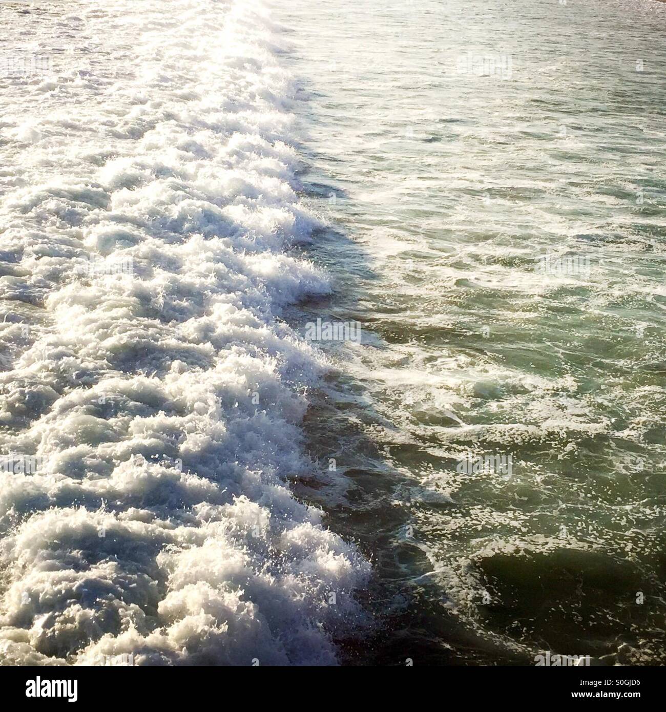 Whitewater da una onda precipitando a. Manhattan Beach, California USA. Foto Stock