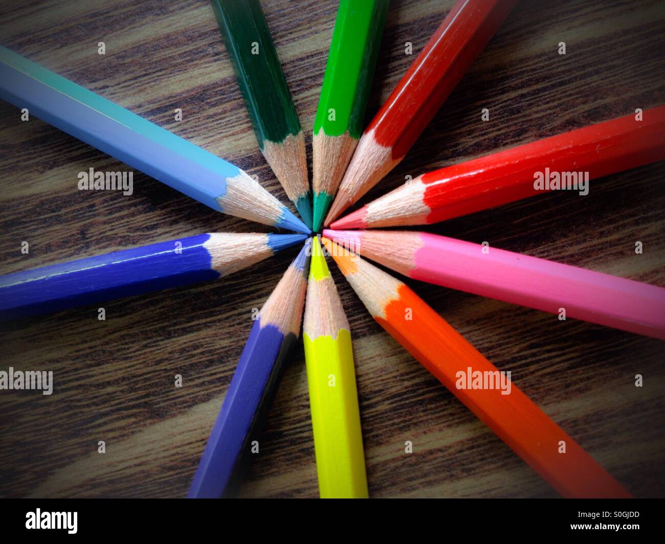 Matite colorate su uno sfondo di legno - Immagine stock catturata con smartphone