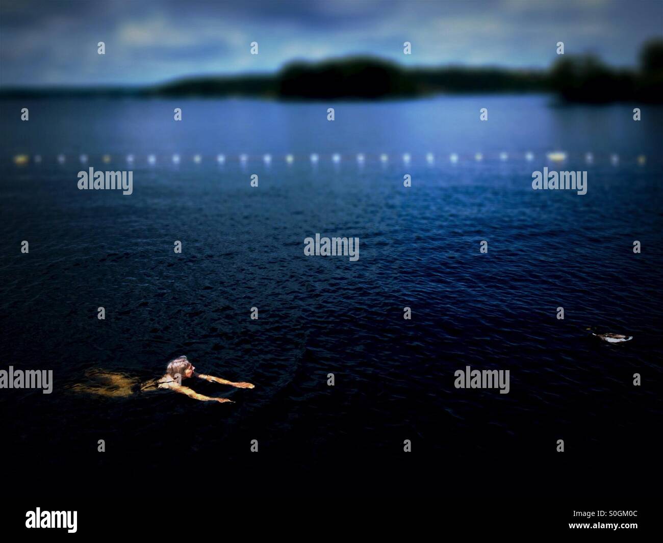 Vecchia donna nuotatore bagno nel lago a Stoccolma - Immagine stock catturata con smartphone