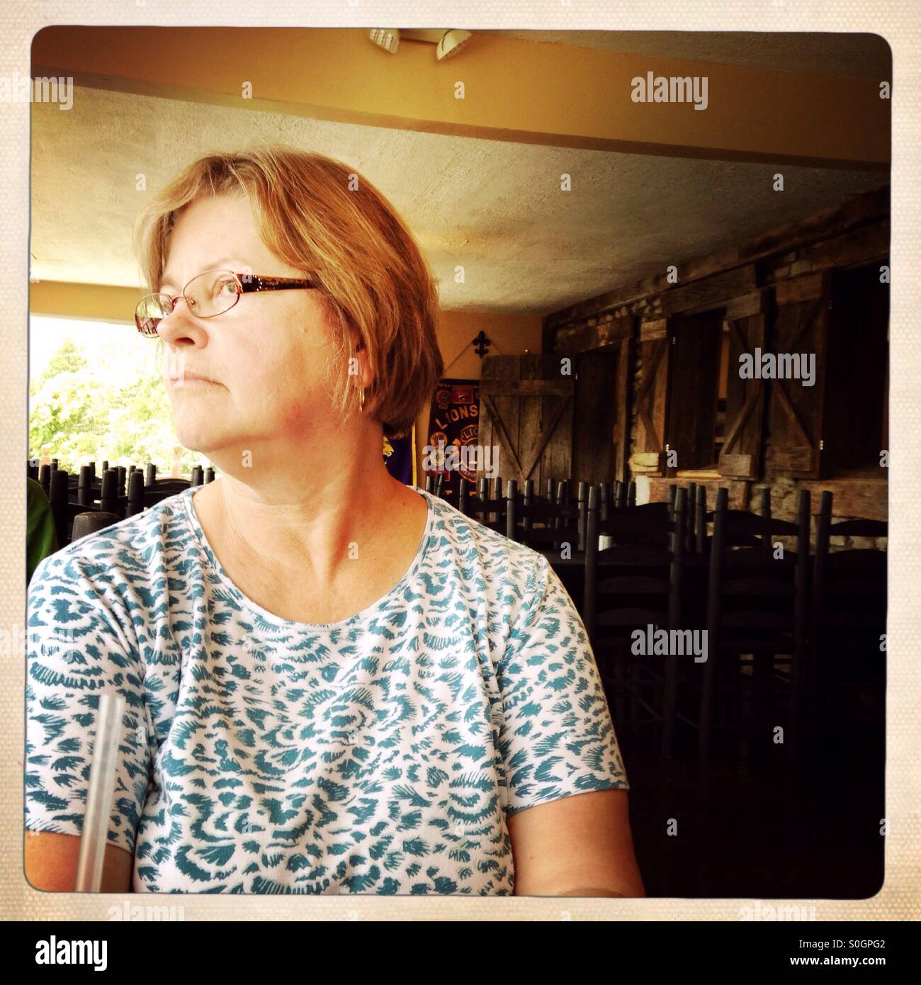 La donna nel pensiero profondo mentre in attesa di cibo in un ristorante. Foto Stock