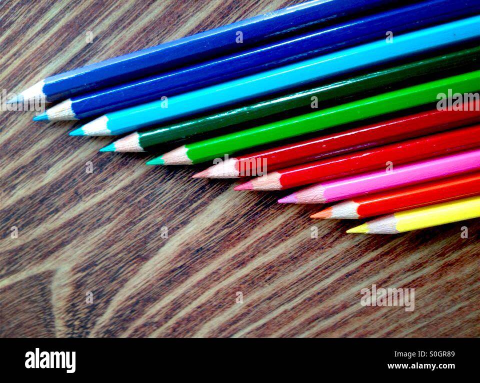 Matite colorate su uno sfondo di legno - Immagine stock catturata con smartphone