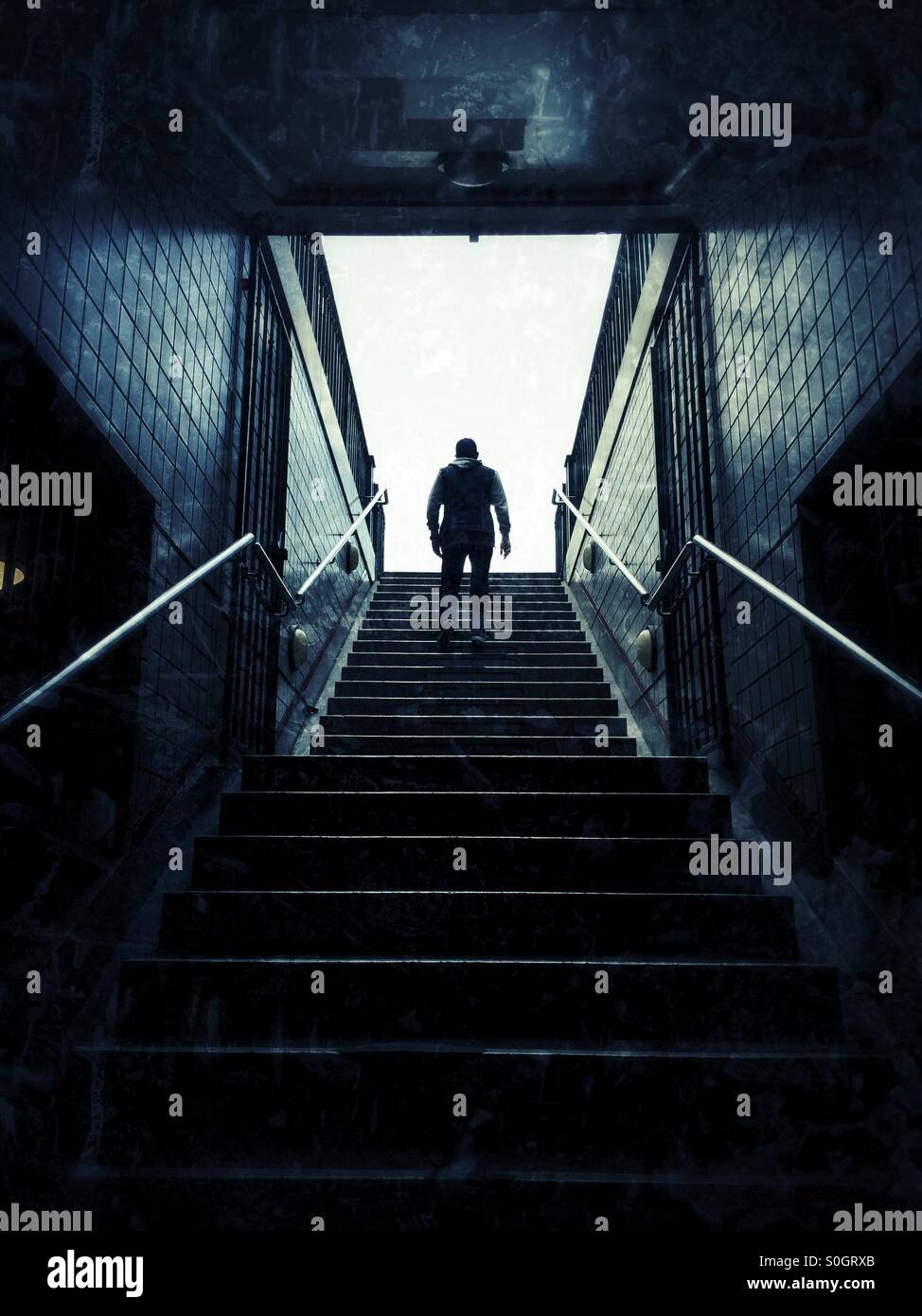 Uomo che cammina su per le scale Foto Stock