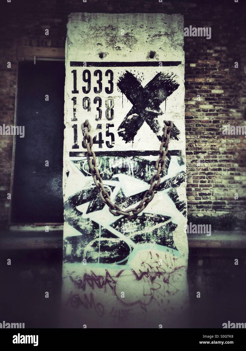 Un tratto del muro di Berlino con anni centrale per la storia tedesca scritto su di esso - Immagine stock catturata con smartphone