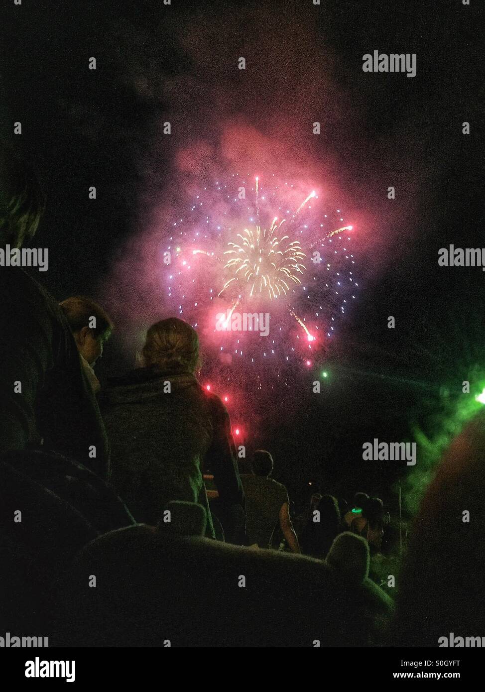 Fuochi d'artificio del 4 luglio in Lakewood Ohio. - Immagine stock catturata con smartphone