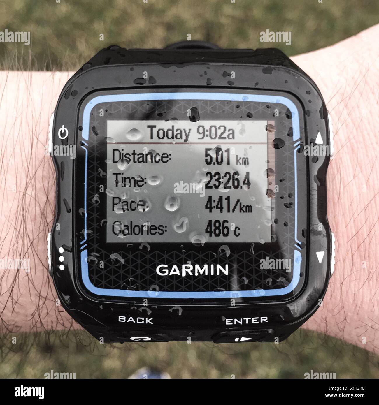 Newcastle, Regno Unito - 22 Luglio 2015 - La Garmin Forerunner 920XT smartwatch  GPS che mostra un riepilogo esecuzioni dello schermo dopo una piovosa 5km  Foto stock - Alamy