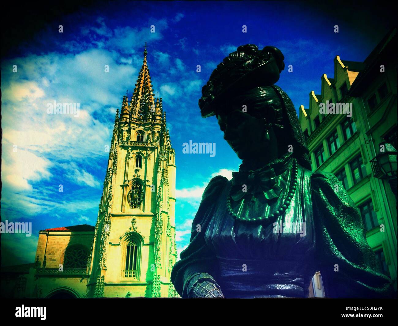 Cattedrale di Oviedo e la scultura intitolata La Regenta, Asturias - Spagna Foto Stock