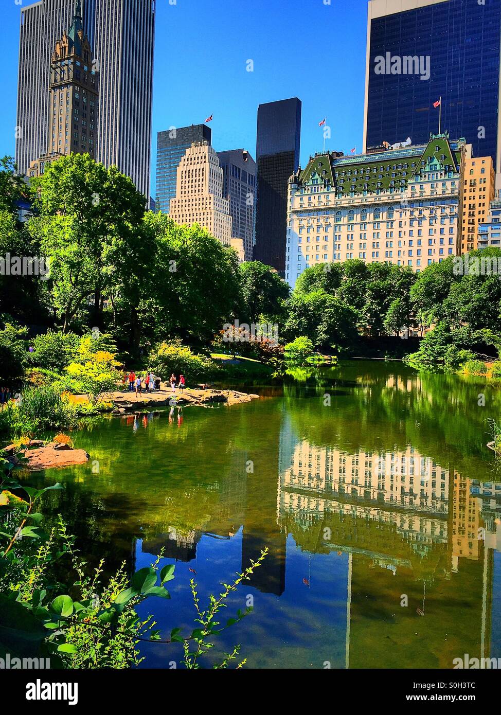 Il plaza hotel che si affaccia sul laghetto di Central Park di New York Foto Stock