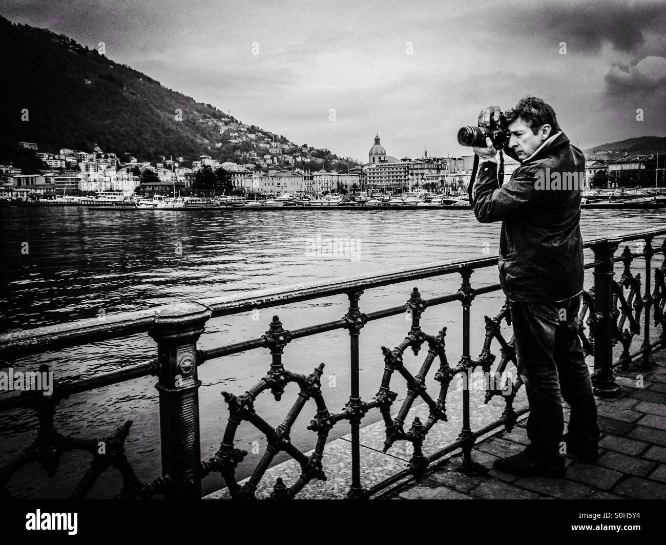 Fotografo con un occhio attento al Lago di Como, Italia. Foto Stock