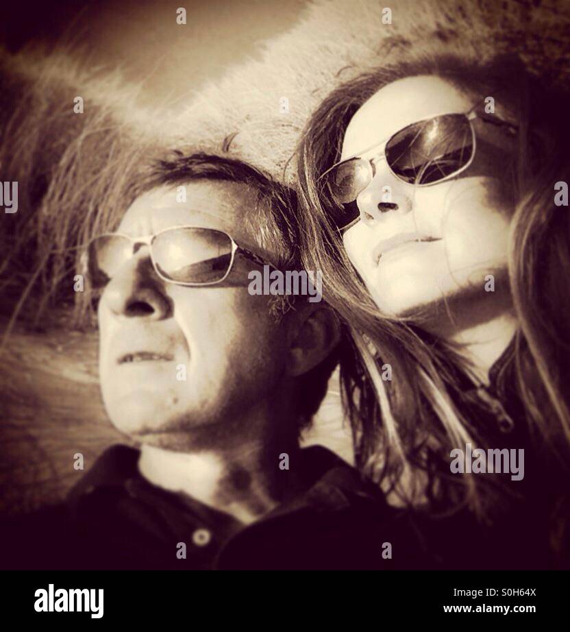 Il marito e la moglie di crogiolarvi al suns raggi in Galles. Foto Stock