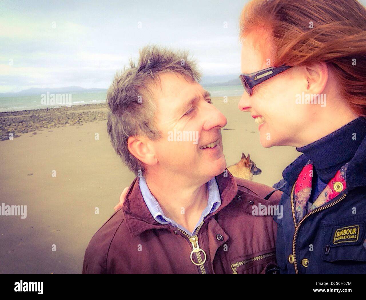 Il marito e la moglie sulla spiaggia a Harlech. Foto Stock