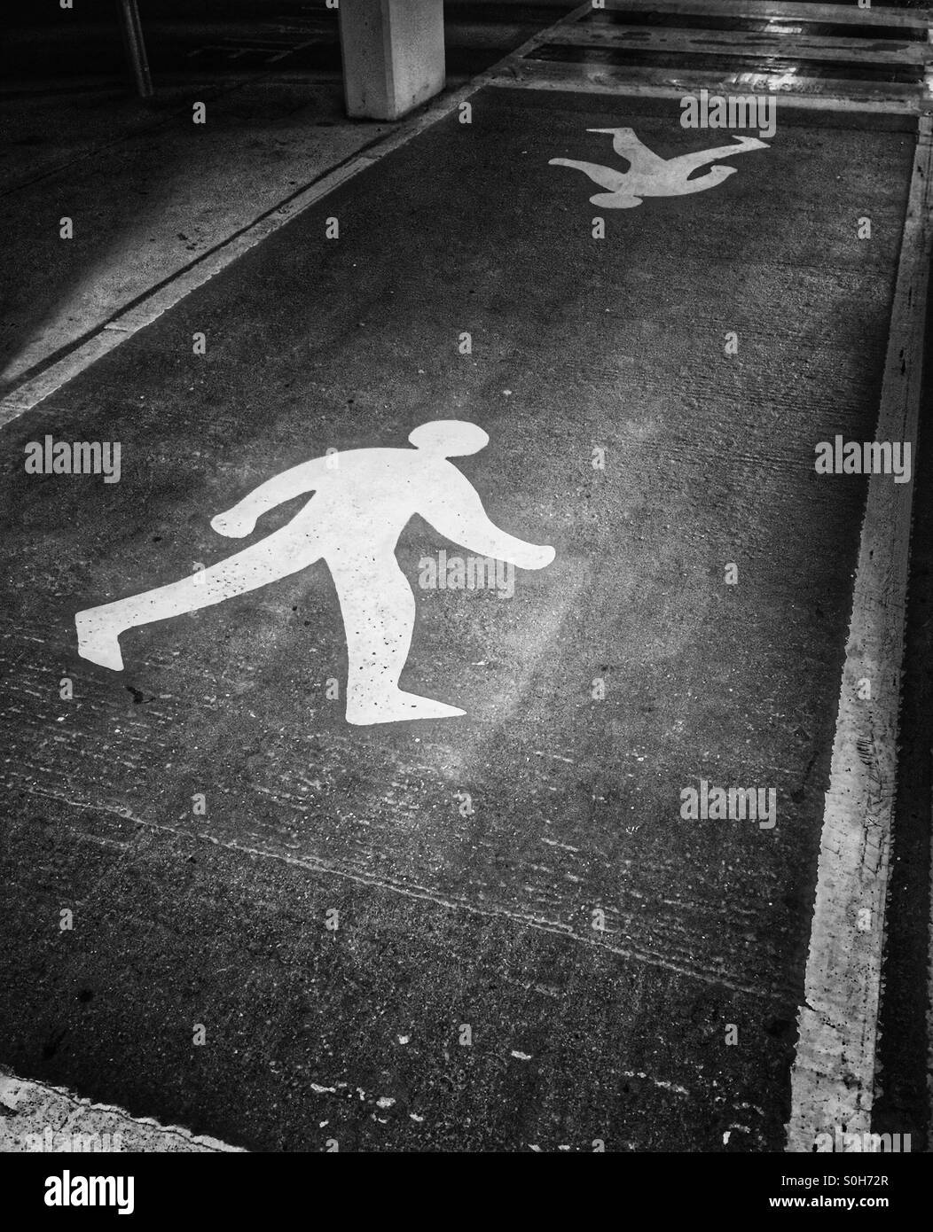 Attraversamento pedonale in un parcheggio della città - in bianco e nero Foto Stock