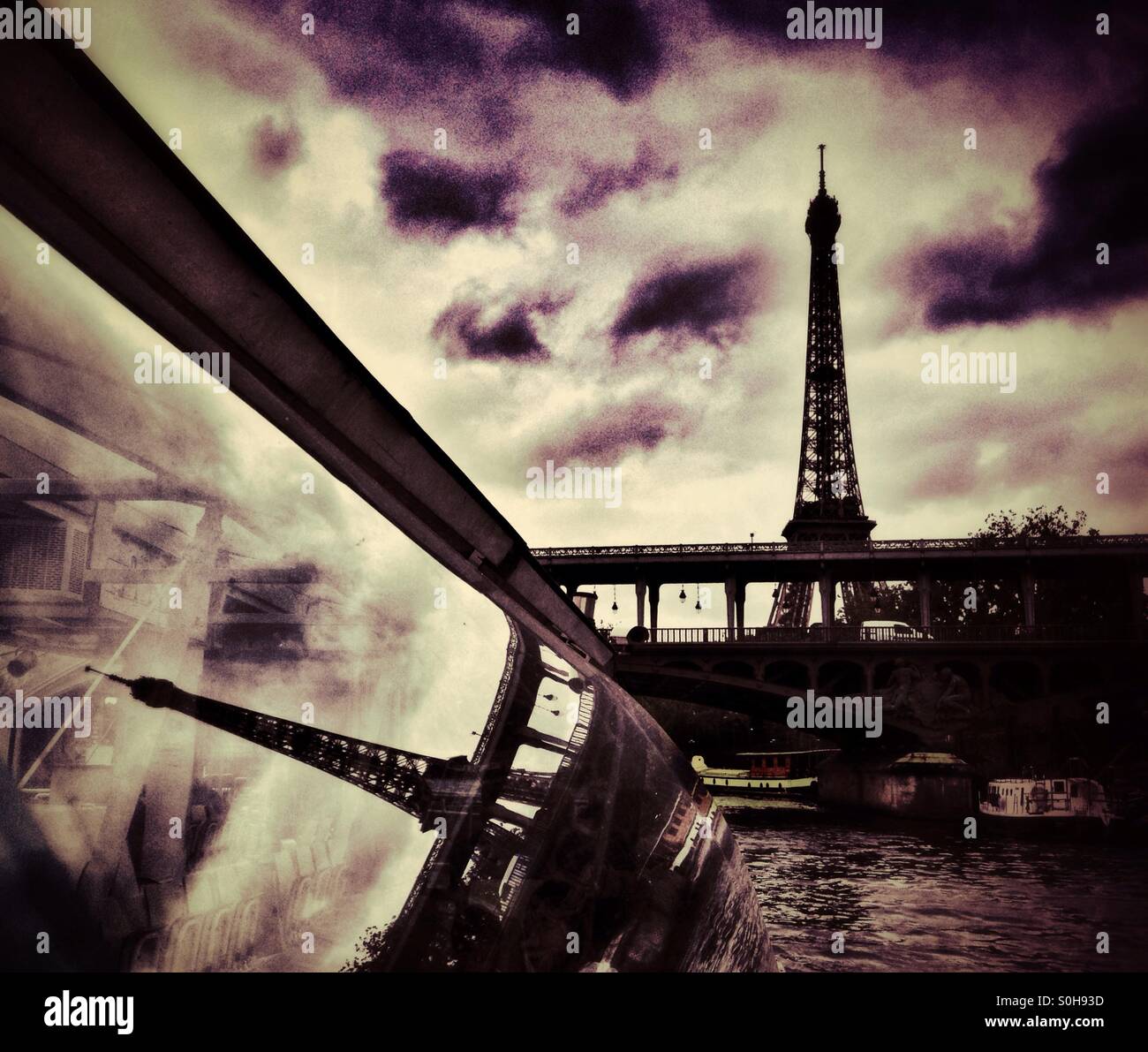Torre Eiffel riflessa nella finestra del fiume Senna tour in barca Foto Stock